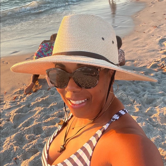 Meet your Posher, Julie - Picture 1 of 3